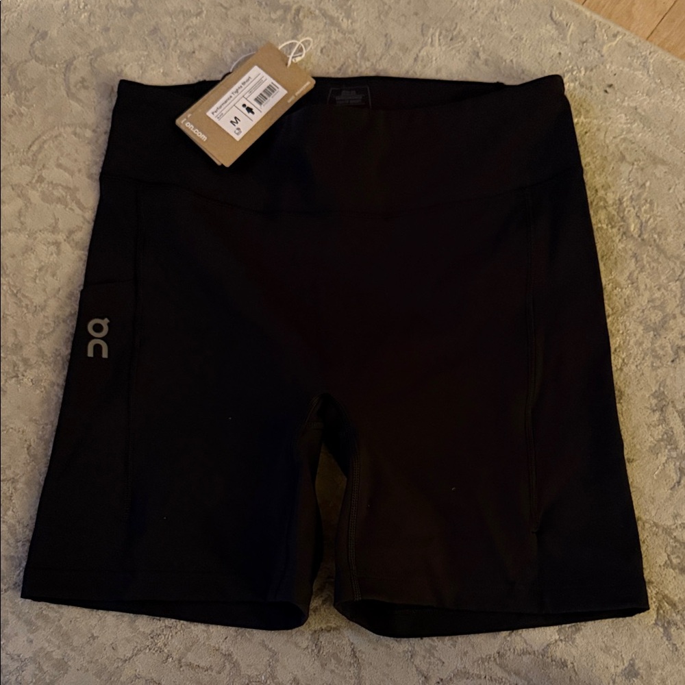 On Running Women's performance tights short